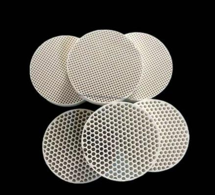 แผ่นอะลูมิเนียมเซรามิกอุตสาหกรรมที่มีความหนาแน่นของรู 99% Al2O3 Alumina Ceramic Custom Polishing